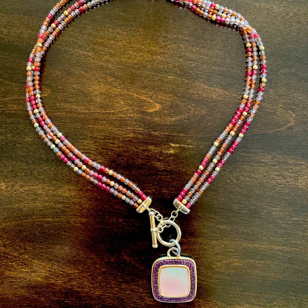 Beautiful bead necklace w mother of pearl pendant